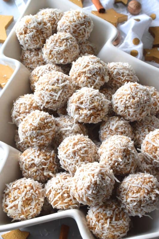 Being from Newfoundland, I know a thing or two about snowballs! They are a very traditional treat on the island, and loved by everyone. But, who says they have to be chocolate flavoured? Christmastime treats conjure up warming spice flavours, just like the ones in these Holiday Spiced Snowballs! This version is void of chocolate, but has an explosion of spices like cinnamon, nutmeg, cloves, and ginger! #pumpkinspice #holidayspiced #christmas #snowballs