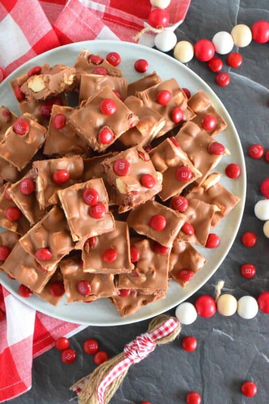 Prepared with chocolate, maple flavoured marshmallows, candy, and more, Maple Marshmallow M&M Bars are a cross between homemade fudge and a store-bought candy bar. Whip up a batch and keep them in your freezer. They are super delicious when eaten frozen on a cold, summer day! #marshmallow #maple #nobake #canadaday #fudge #redandwhite #candy