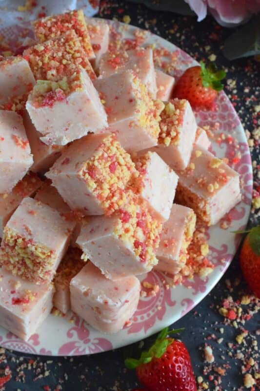 This no-bake fudge recipe is packed full of homemade strawberry shortcake crumbs. Made with melted white chocolate, Strawberry Shortcake Fudge is super easy and fast to make and tastes delicious too!  Perfect for sharing with your favourite valentines! #strawberry #shortcake #fudge #nobake #valentine