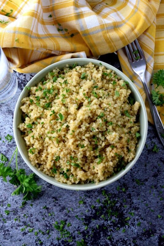 This recipe recreates the flavours of garlic bread without the bread. Garlic Butter Quinoa is a fast main or side dish option that's got all the flavour of garlic bread with the healthiness of quinoa. #garlic #butter #quinoa #sidedishes #vegetarian
