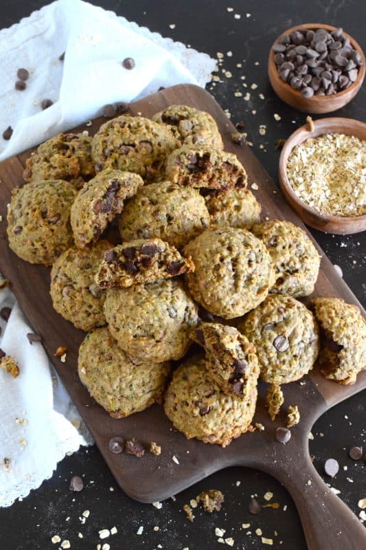 These deliciously soft and chewy cookies are baked with healthy amount of shredded zucchini and rolled oats. Flavoured with a pumpkin spice blend and sweetened with milk chocolate chips, these cookies also have crunch factor with toasted chopped walnuts! #pumpkinspice #zucchini #cookies #chocolate